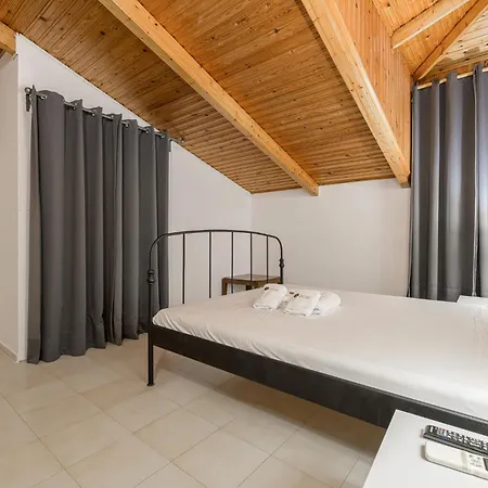 Denise Studios And Apartments